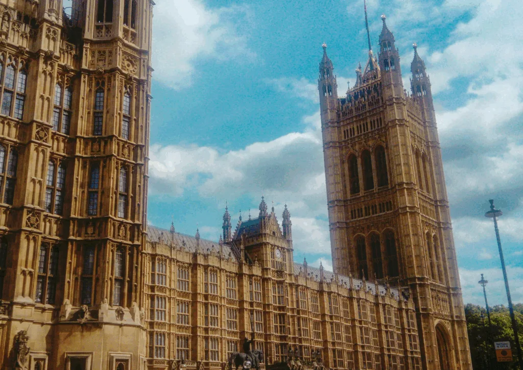 Westminster - Mark Stuckey the-big-ben-clock-tower-towering-over-the-city-of-london-alKge0T39-8