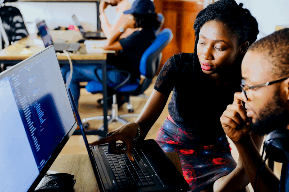 People at a computer - Desola Lanre Ologun - unsplash